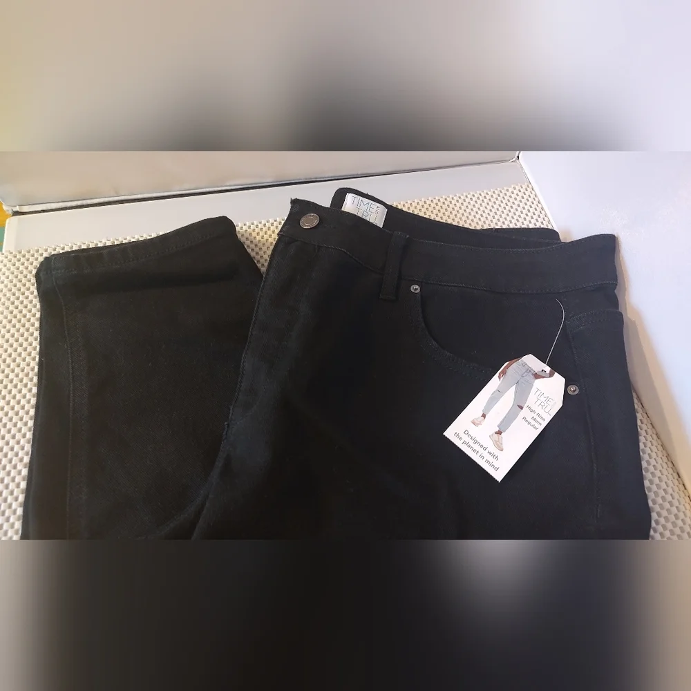 Time and Tru Women's Size 18 Cropped High Rise Mom Jeans Black NWT